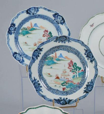 CHINE Paire d'assiettes rondes à bord contourné, décorée en émaux de la famille rose...