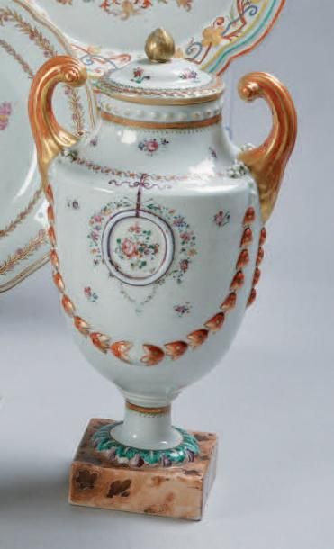 CHINE Vase en forme d'urne couverte reposant sur une base carrée à fond imitant la...