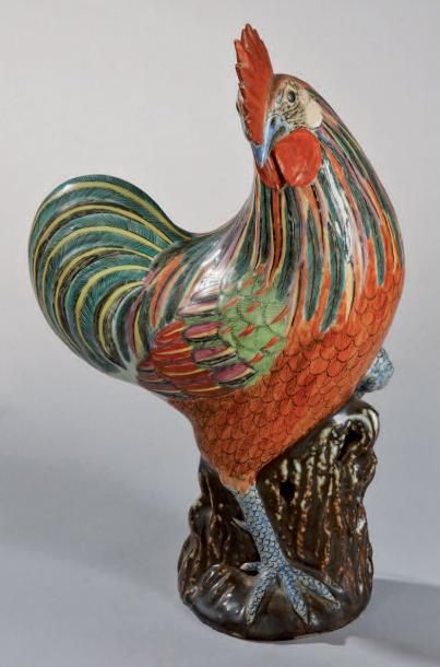 CHINE Figurine représentant un coq reposant sur un rocher, décoré au naturel en émaux...