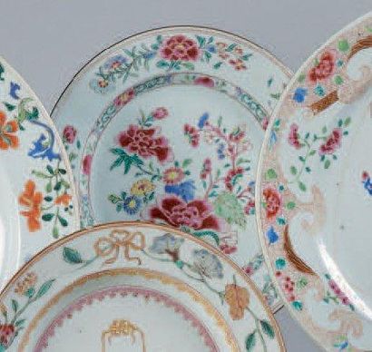 CHINE Assiette ronde décorée en émaux de la famille rose de fleurs. XVIIIème siècle....