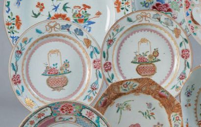 CHINE Paire d'assiettes décorées en émaux de la famille rose d'un panier fleuri au...