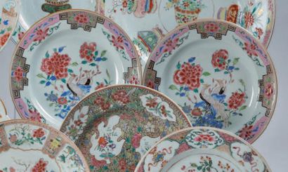 CHINE Paire d'assiettes rondes décorées en émaux de la famille rose de phénixs encadrés...