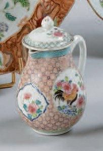 CHINE Pot à lait couvert de forme balustre décoré en émaux de la famille rose de...