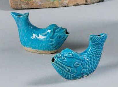 CHINE Paire de compte-gouttes en forme de dauphin en biscuit émaillé bleu turquoise....