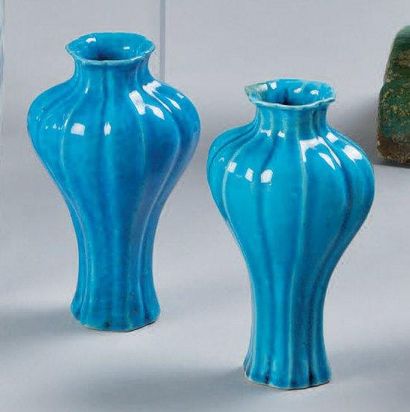 CHINE Paire de petits vases balustres à godrons en biscuit à couverte bleu turquoise....