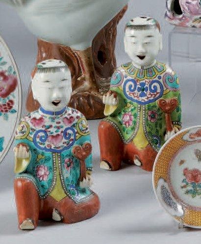 CHINE Deux figurines représentant les enfants Hoho tenant un sceptre décorées en...