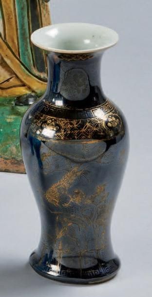 CHINE Petit vase balustre à fond noir miroir décoré à l'or d'oiseaux et de fleurs....