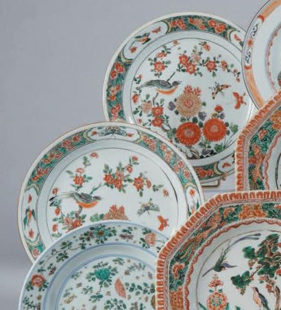 CHINE Paire d'assiettes rondes décorées en émaux de la famille verte d'oiseaux, de...