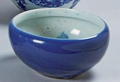 CHINE. Début XXème siècle Bol à bord évasé en porcelaine décorée en bleu sous couverte...