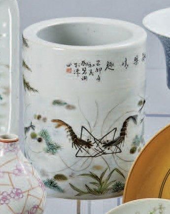 CHINE. XXème siècle Porte-pinceaux "bitong" en porcelaine décorée en émaux polychromes...