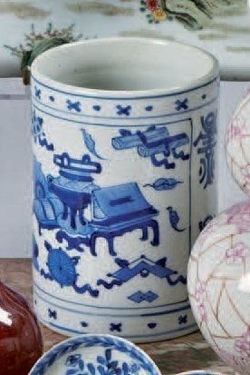 CHINE. XXème siècle Porte-pinceaux"bitong" en porcelaine décorée en bleu sous couverte...