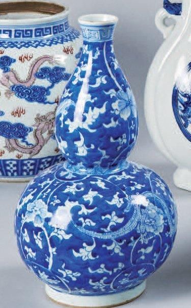 CHINE. XXème siècle Vase de forme double gourde en porcelaine décorée en bleu sous...