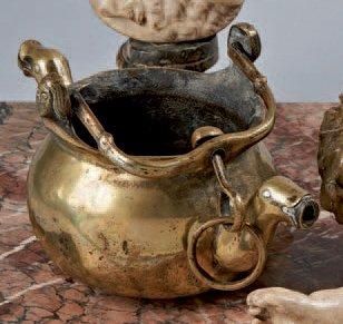 null Lampe à huile en bronze, en forme de marmite circulaire décorée de deux becs...