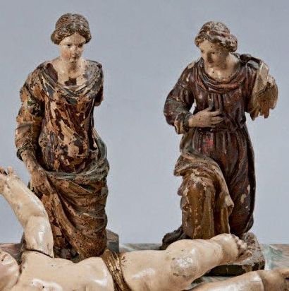 null Deux statuettes en bois sculpté polychrome. Deux femmes drapées agenouillées....
