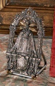 null Petite plaque d'argent repercé présentant une vierge couronnée portant une large...