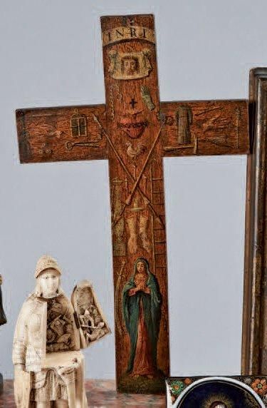 null Croix en bois naturel peinte en polychromie du Christ sur une face et de l'autre...