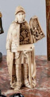 null Statuette en ivoire sculptée représentant Jeanne d'Arc. Son buste formant un...