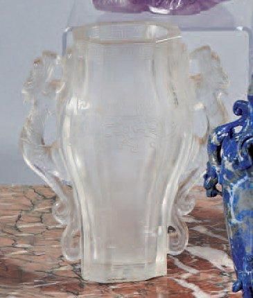CHINE. XXème siècle Vase balustre et octogonal en cristal de roche à décor gravé...