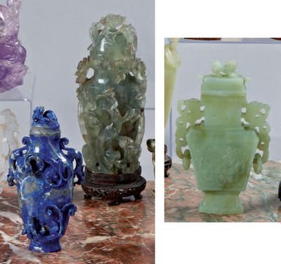 CHINE. XXème siècle Ensemble de trois vases couverts, en serpentine céladon à décor...