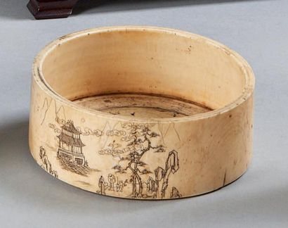 CHINE. XIXème siècle Bas de boite en ivoire à décor gravé de personnages en barque...