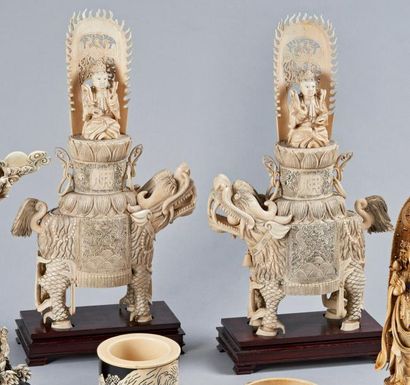 CHINE. XX°siècle Deux groupes en ivoire à patine jaune, Guanyin assis sur le dos...