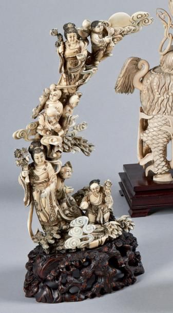 CHINE. XXème siècle Groupe en ivoire à patine jaune, jeunes femmes et enfants posés...