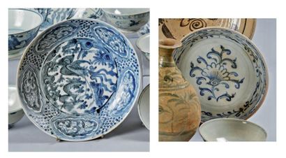 CHINE. XVème - XVIème siècle Deux coupes en porcelaine décorée en bleu sous couverte,...