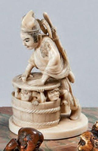 JAPON. Epoque MEIJI (1868 - 1912) Okimono en ivoire, samouraï appuyant sur le couvercle...