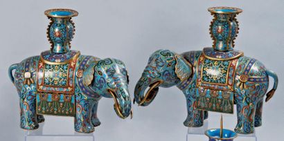 CHINE. XXème siècle Paire d'éléphants en bronze et émaux cloisonnés, debout, portant...