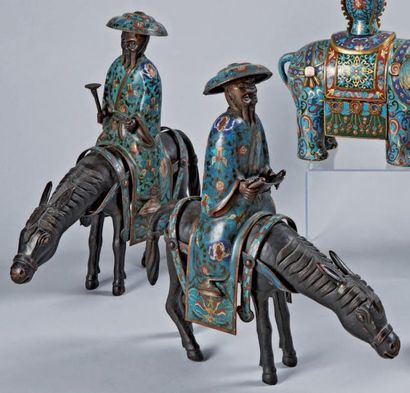 JAPON. XXème siècle Deux statuettes de Toba sur leurs mules en bronze à patine brune...