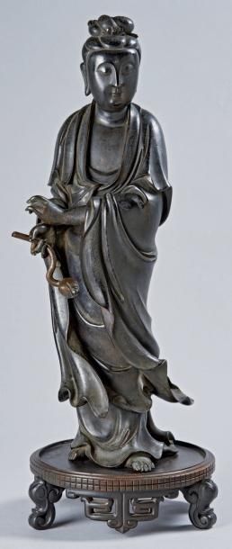 CHINE. EPOQUE MING (1368 - 1644) Importante statue de Guanyin en bronze à patine...