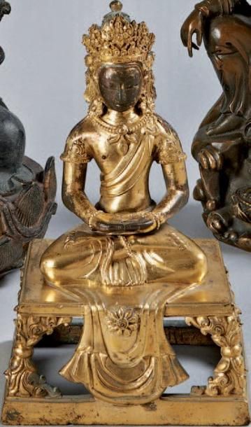 CHINE. Epoque Qianlong (1736 - 1795) Statuette de bouddha Amitayus en bronze doré...