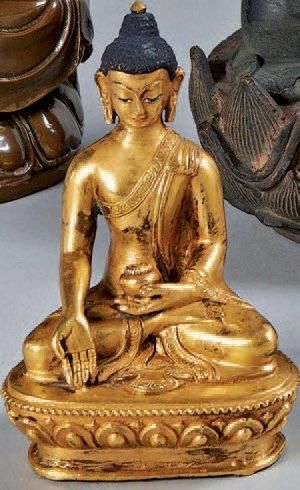TIBET. XIXème siècle Statuette de bouddha Amitayus en bronze doré assis en padmasana...