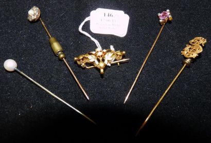 null Lot comprenant: quatre épingles et une broche en or, serties de perles et demi-perles,...