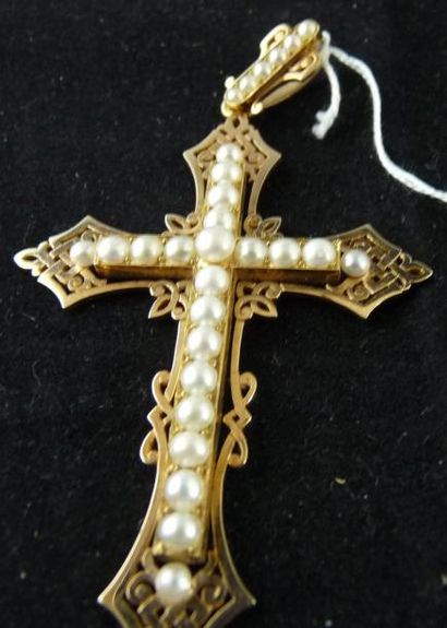 null Croix-pendentif en or jaune ajouré, sertie de demi-perles. XIXe siècle. Poids...