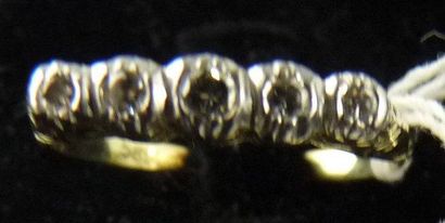 null Petite bague en or jaune 14 K (585/000) gravé et serti de diamants de taille...