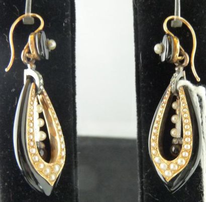 null Paire de pendants d'oreille, ovales, en or jaune et onyx, sertis de demi-perles...