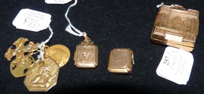 null Lot comprenant: quatre médailles religieuses et deux pendentifs rectangulaires...