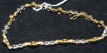 null Petit bracelet articulé en or de deux tons, serti d'émeraudes et petits brillants...