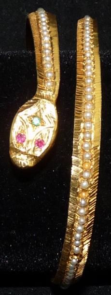 null Bracelet serpent rigide en or jaune gravé et appliqué de demi-perles. (Manques)....