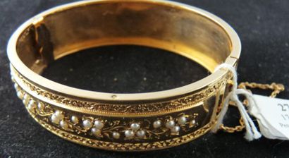 null Large bracelet rigide ouvrant en or jaune, partiellement ajouré et serti de...