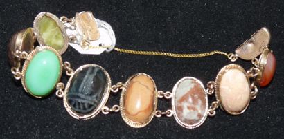 null Petit bracelet articulé à décor de scarabée ou pierres fines ovales diverses,...