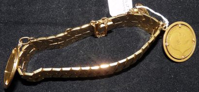 null Large bracelet souple et articulé en or jaune retenant deux pièces en or et...