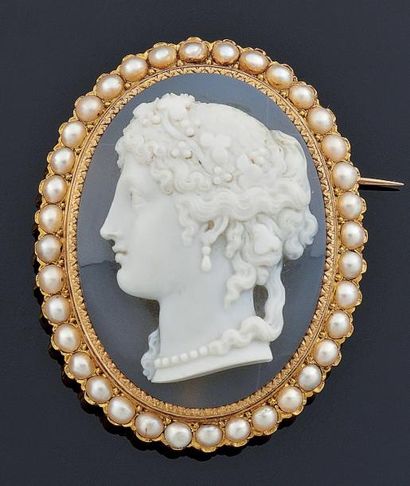 null Broche camée agate ovale "profil de femme" la monture en or sertie de demi-perles....