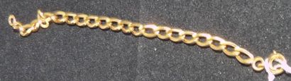 Petit bracelet en or jaune à maillons ovales....