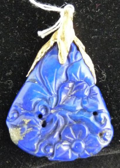 null Pendentif en lapis-lazuli gravé d'un oiseau et de feuillages, la monture en...