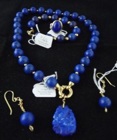 null Ensemble comprenant: collier, bracelet et paire de pendants d'oreilles à décor...