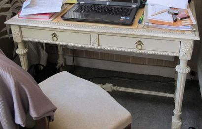null Petite table de bureau en bois laqué, dessus marbre accidenté