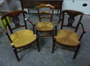 null Suite de deux fauteuils et d?une chaise provençaux paillés en bois naturel....