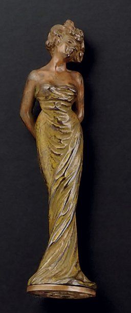 null PETIT CACHET en bronze patiné "Jeune femme en robe". Vers 1900. Hauteur : 9,5...